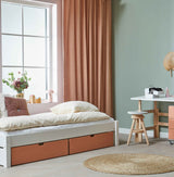 Ull seng med skuffer i hvid og fersken farve