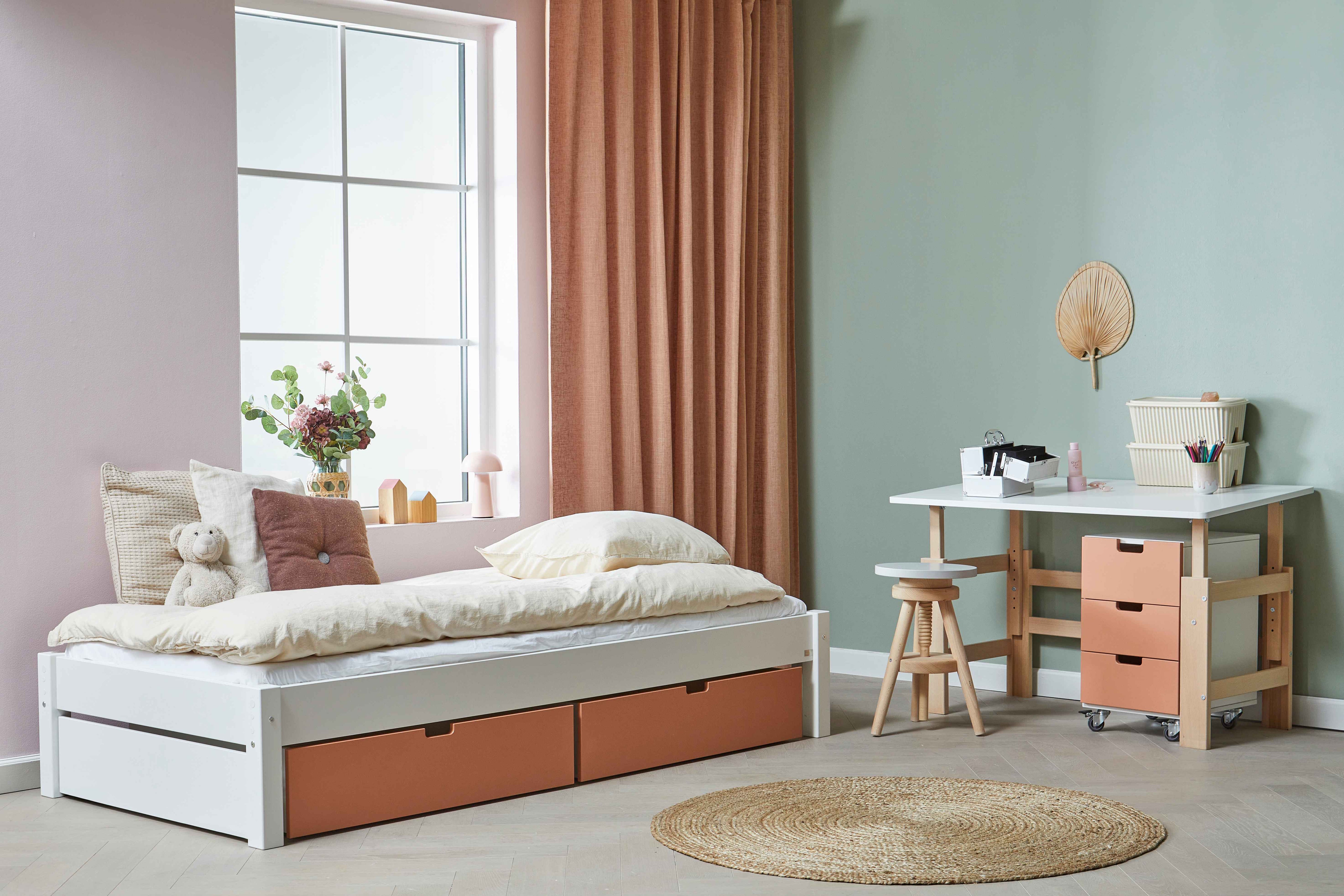 Ull seng med skuffer i hvid og fersken farve