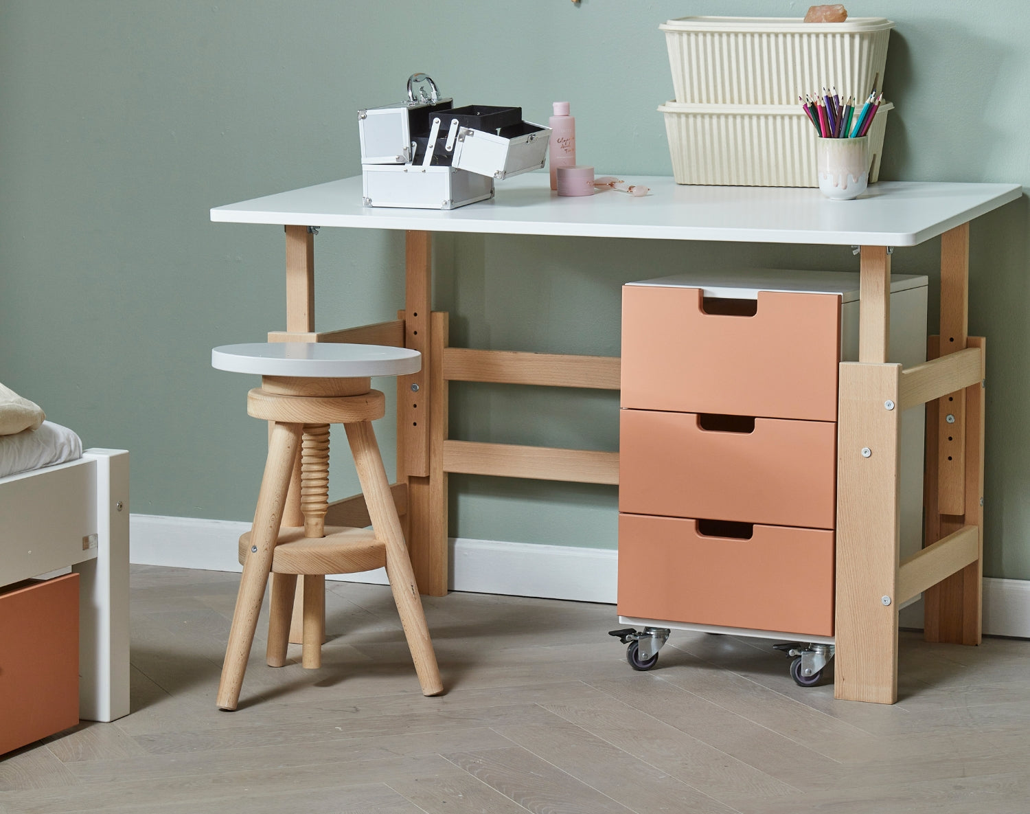 Rolling chest of drawers