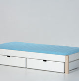 Ull seng med to hvide skuffer og lyseblå madras